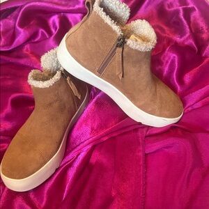 Tom’s leather size 7.5 Cozy Tan Suede Ankle Boots